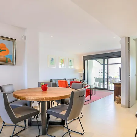 아파트 3 Bedroom Stunning In *